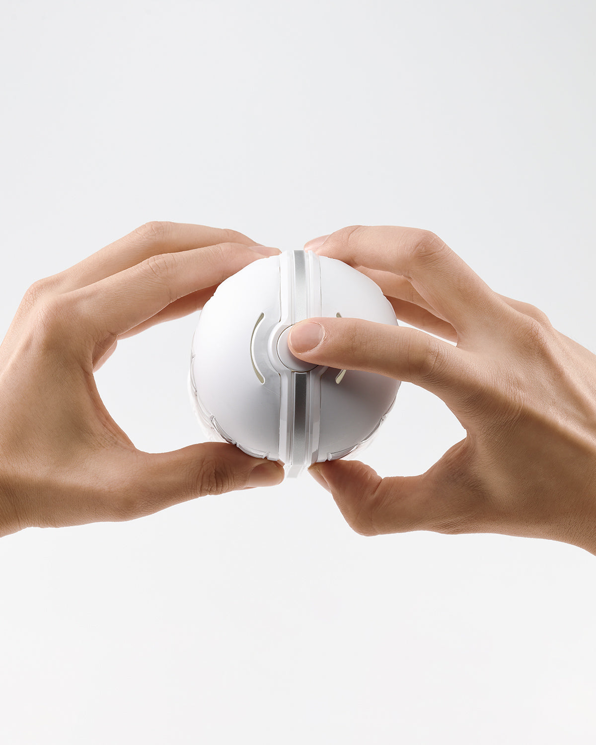 Opening the FLIP FLEXY with its button lock mechanism